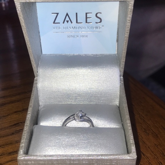 Jewelry - Zales diamond promise ring